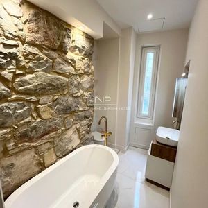 Property in Carre d'Or