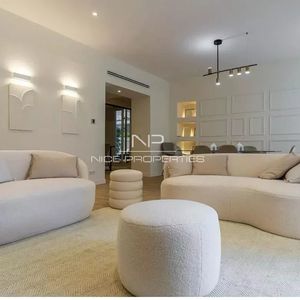 Property in Carre d'Or