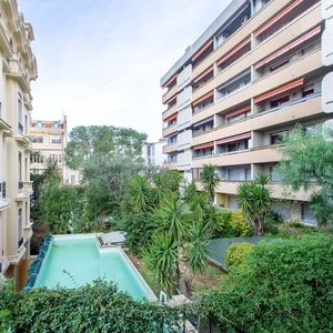 Property in Carre d'Or