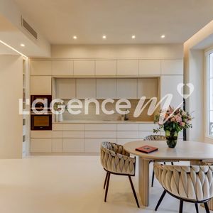 Property in Carre d'Or