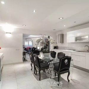 Property in Carre d'Or