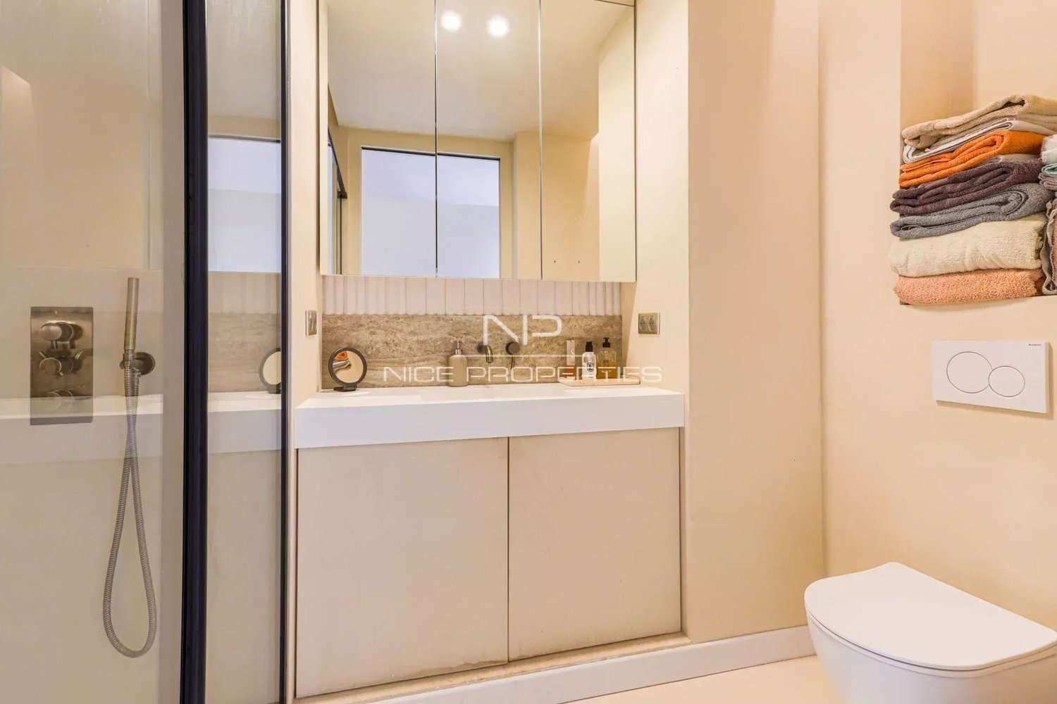 Property photo in Carre d'Or