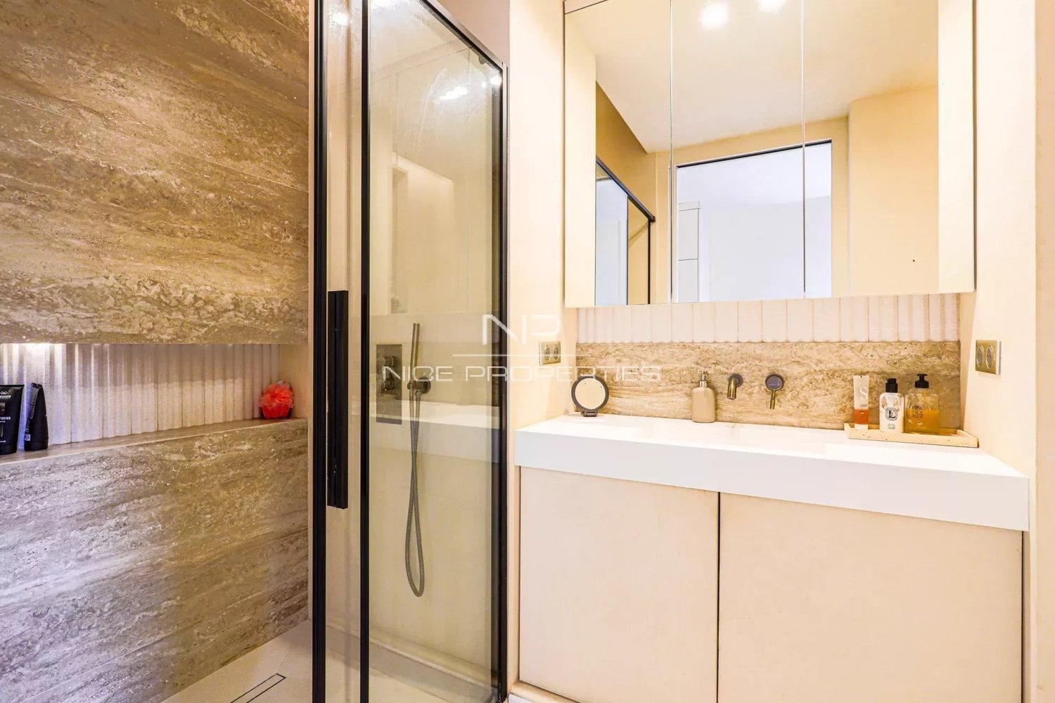 Property photo in Carre d'Or