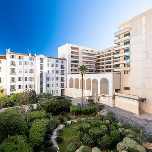 Property in Carre d'Or