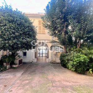 Property in Carre d'Or