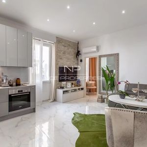 Property in Carre d'Or