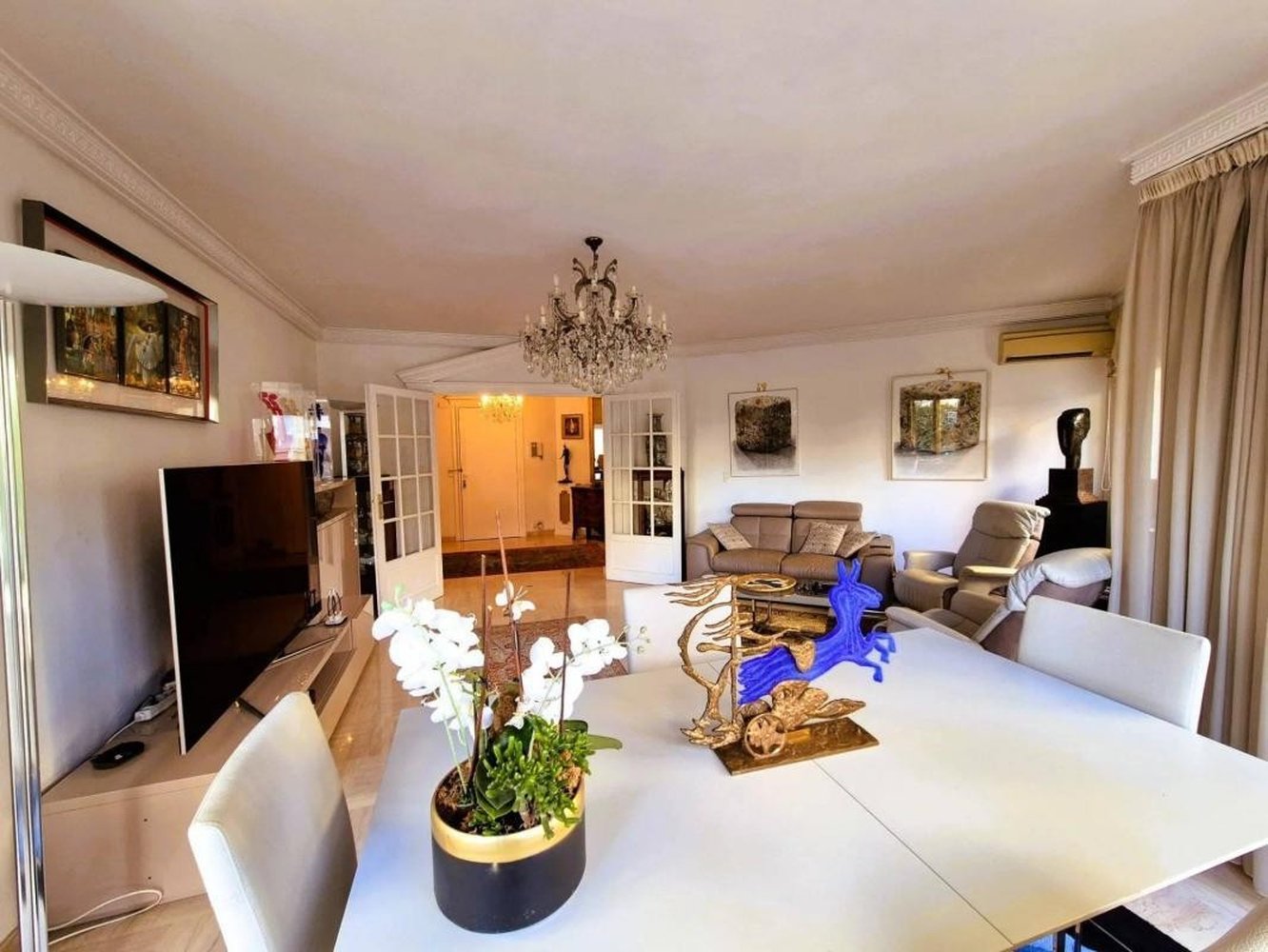 Property photo in Carre d'Or