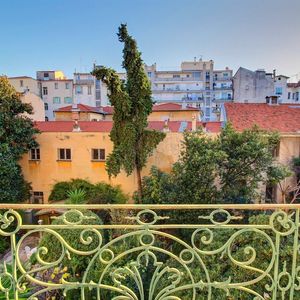 Property in Carre d'Or