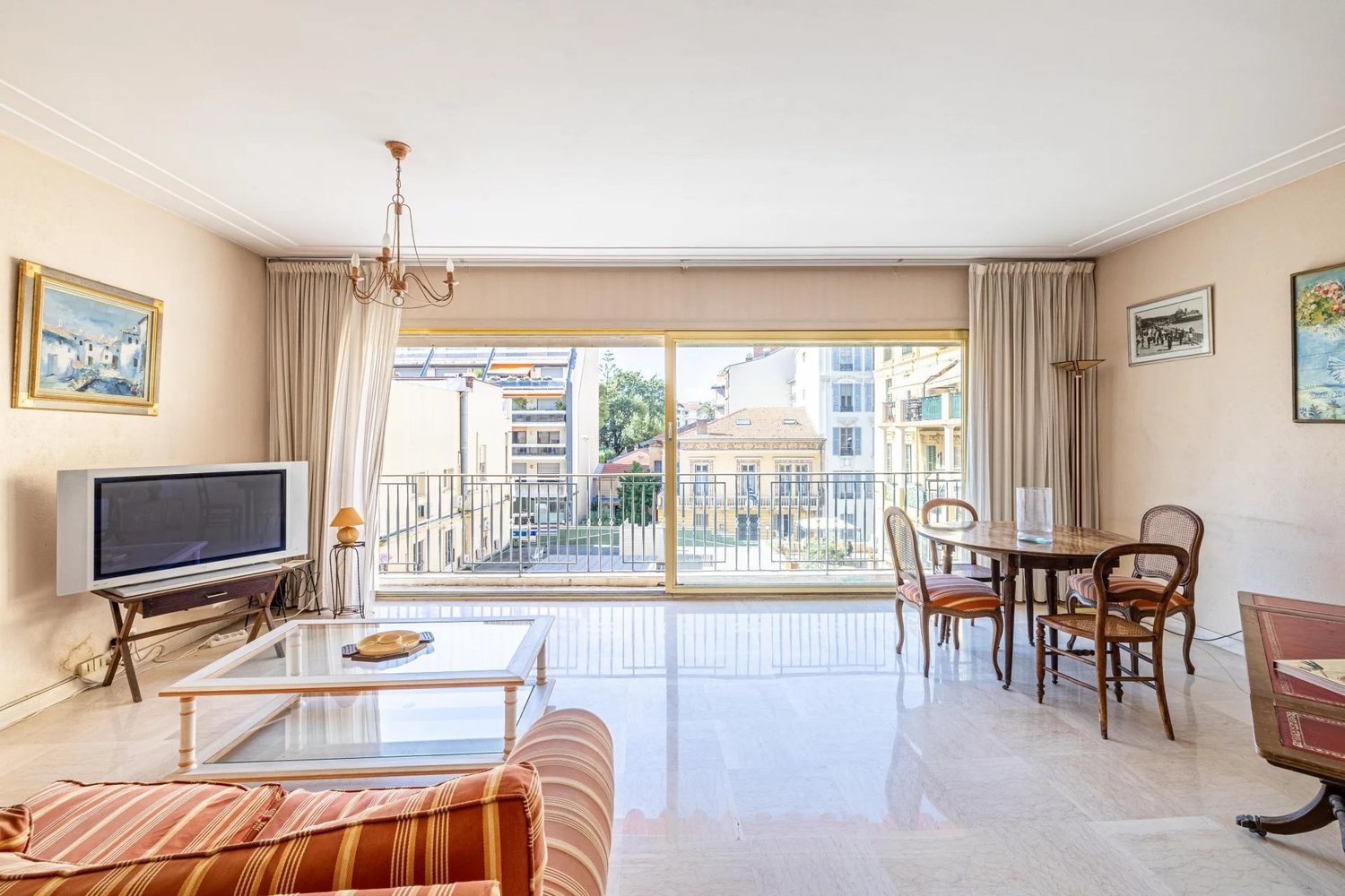 Property photo in Carre d'Or