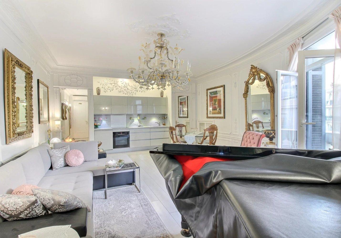 Property photo in Carre d'Or