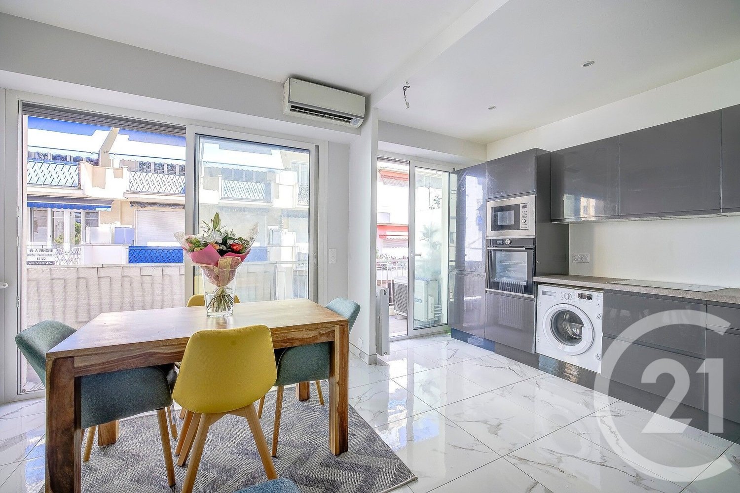 Property photo in Carre d'Or