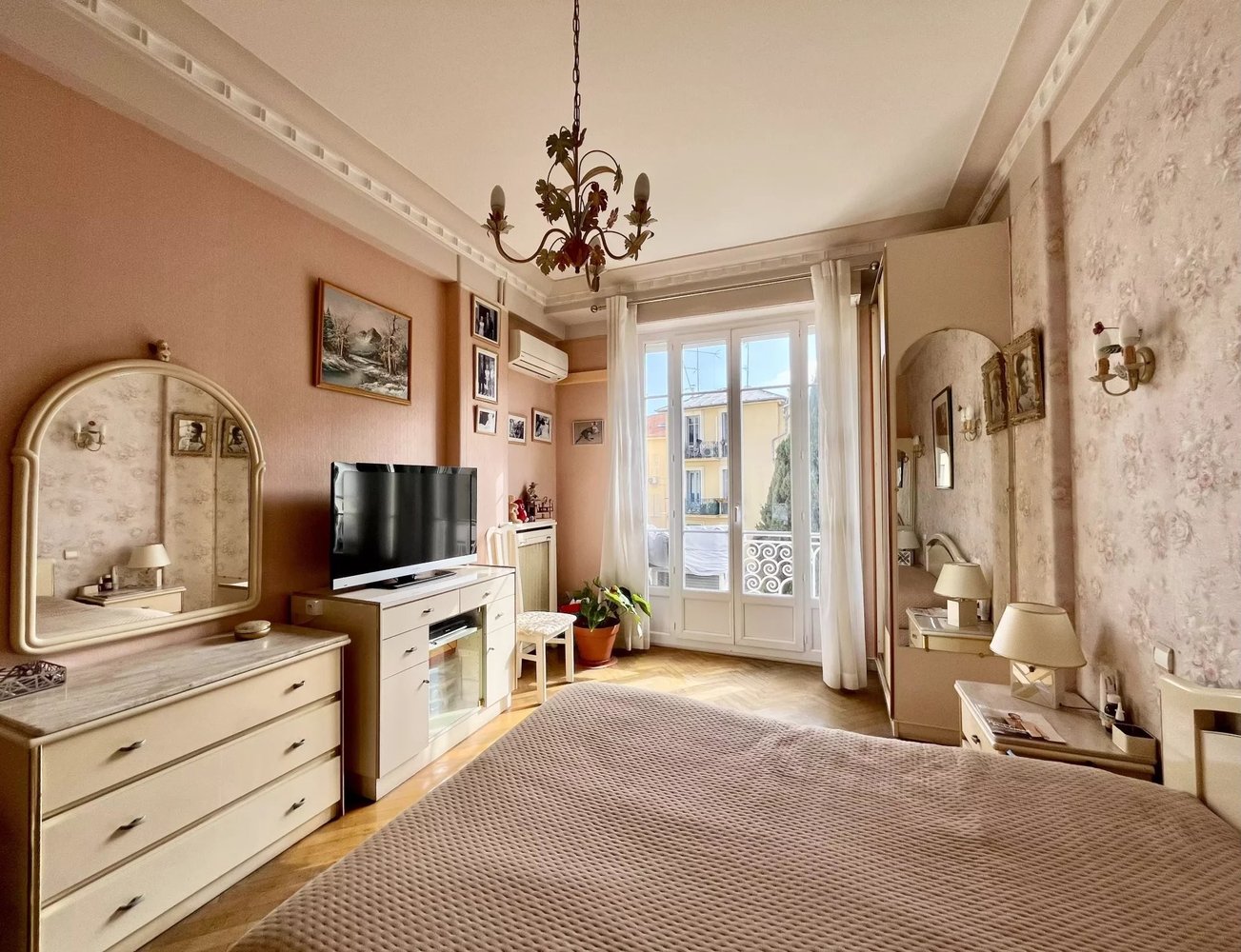 Property photo in Carre d'Or