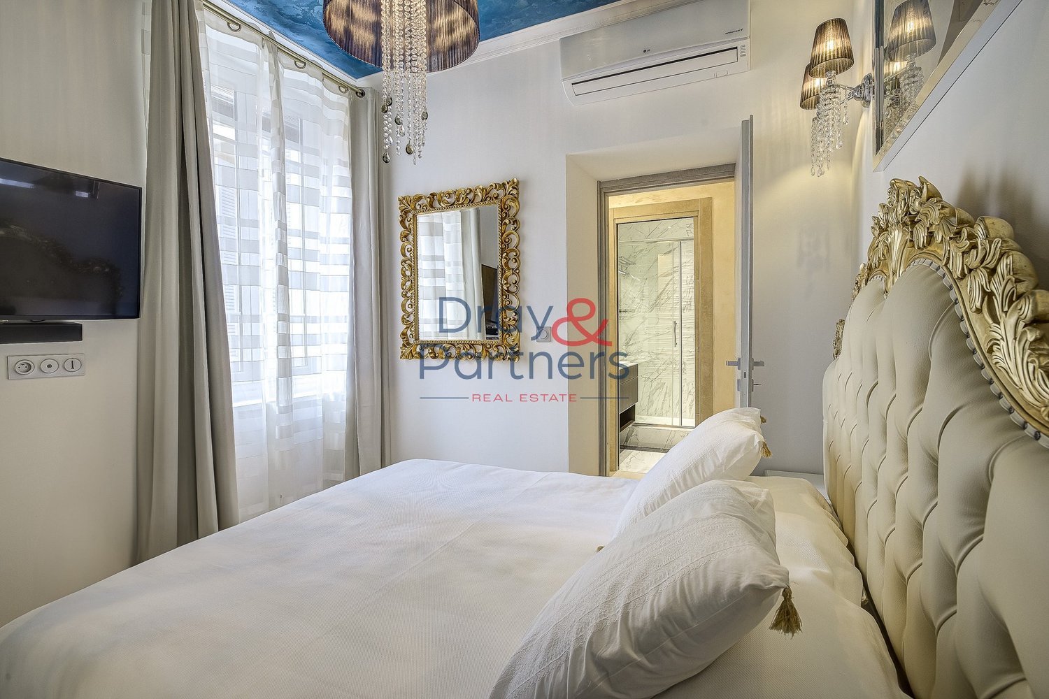 Property photo in Carre d'Or