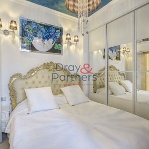 Property in Carre d'Or