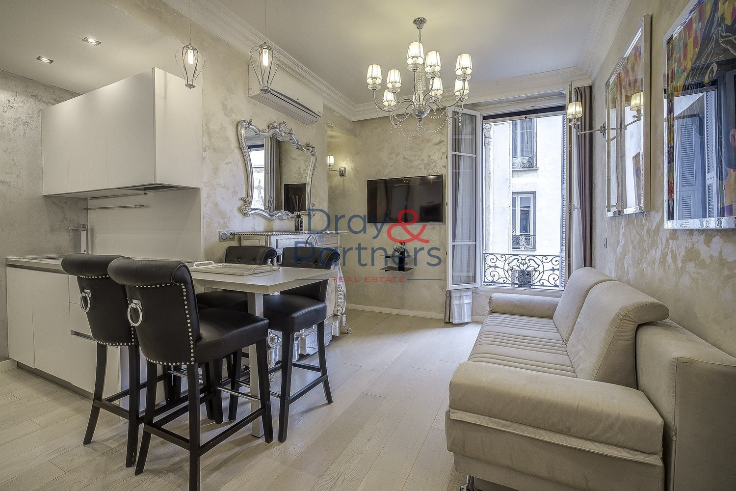 Property photo in Carre d'Or