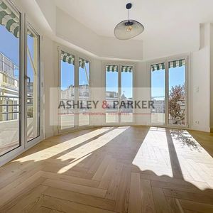 Property in Carre d'Or