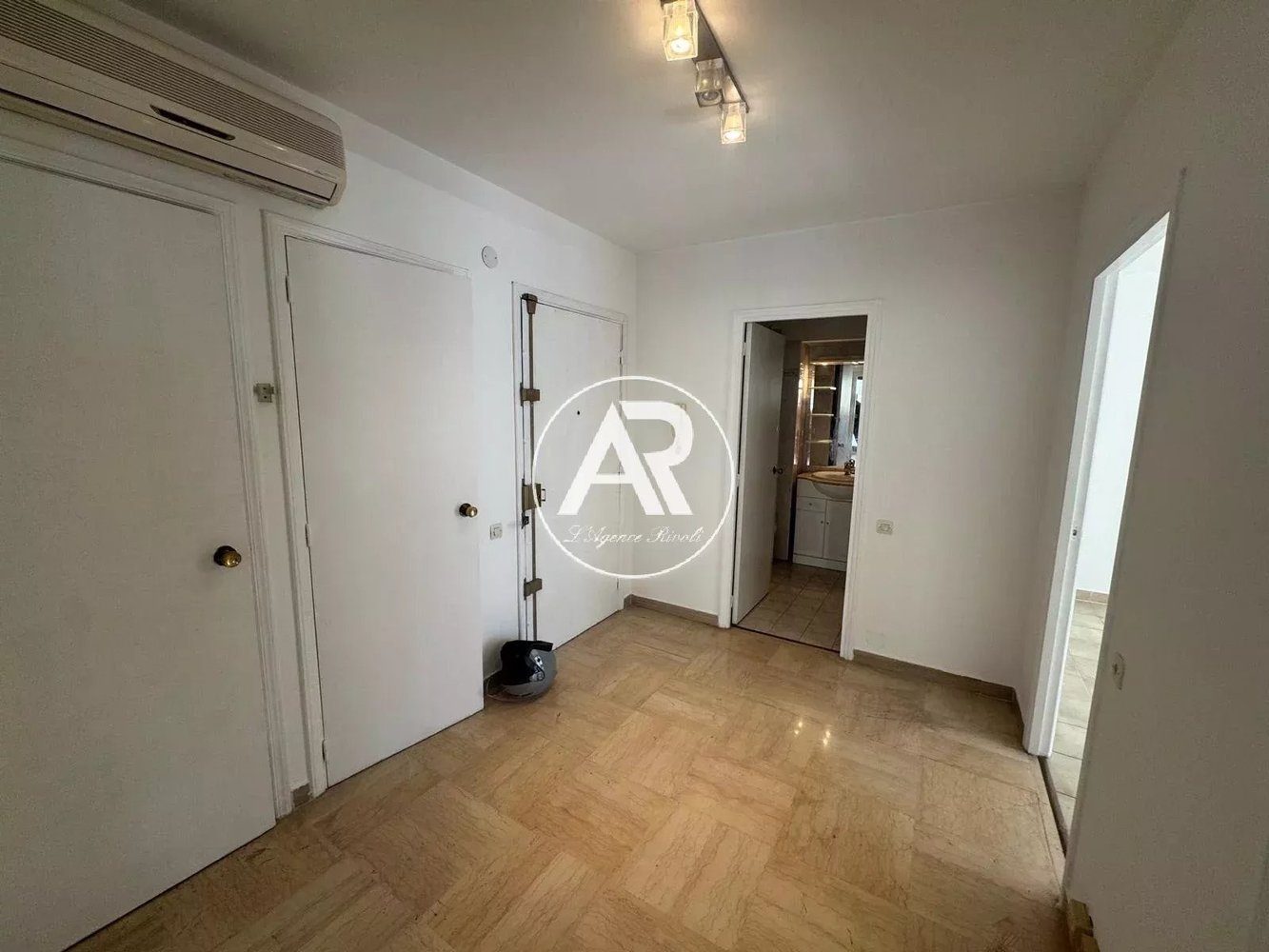 Property photo in Carre d'Or