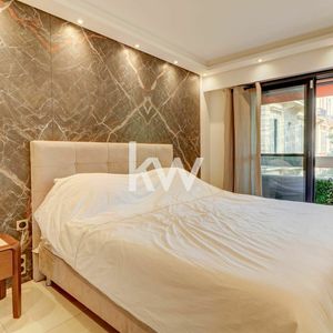 Property in Carre d'Or