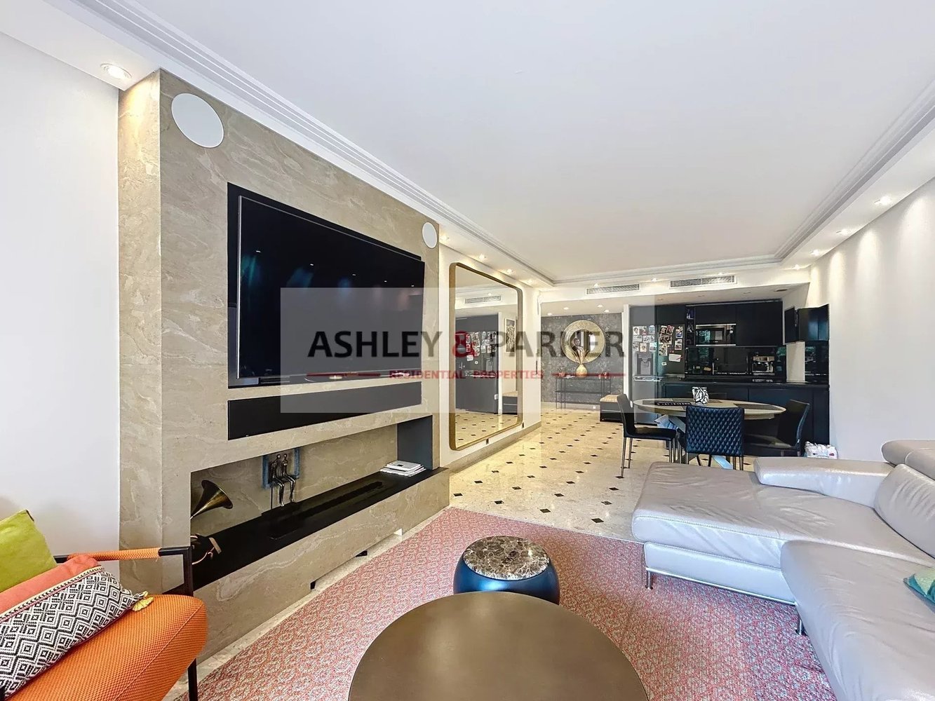 Property photo in Carre d'Or