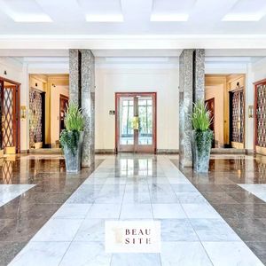 Property in Carre d'Or