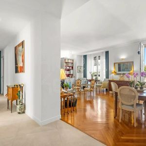 Property in Carre d'Or