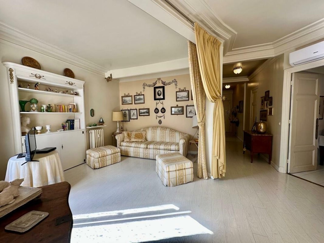 Property photo in Carre d'Or