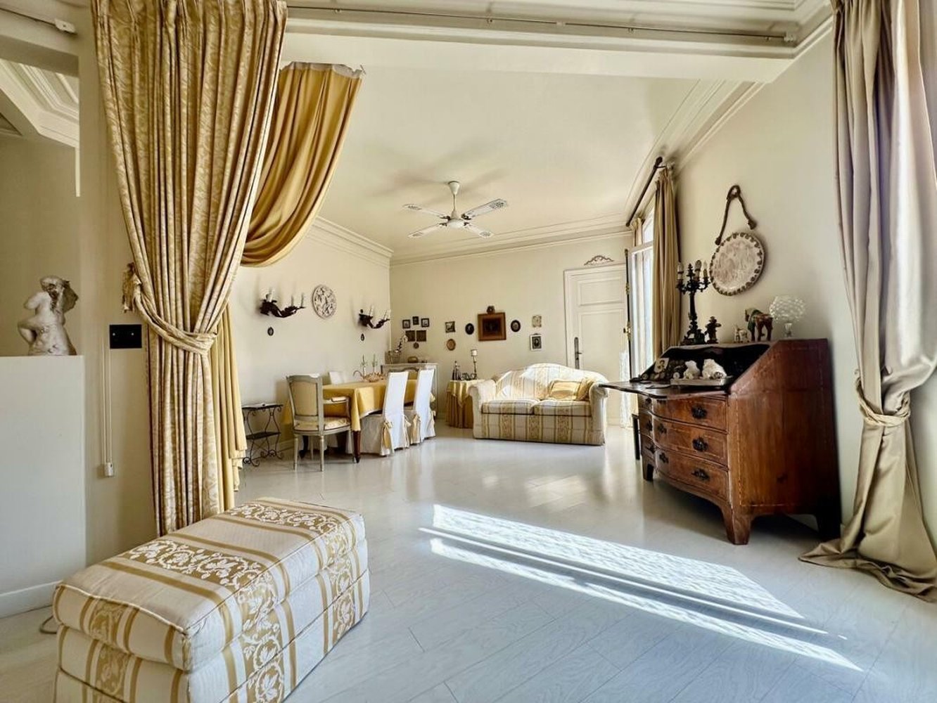 Property photo in Carre d'Or