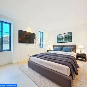 Property in Carre d'Or