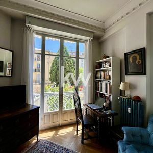 Property in Carre d'Or