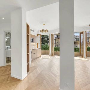 Property in Carre d'Or