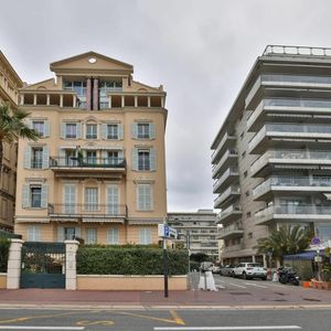 Property in Carre d'Or