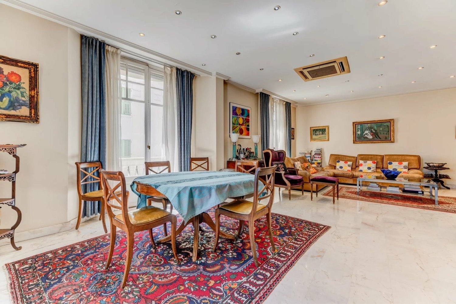 Property photo in Carre d'Or