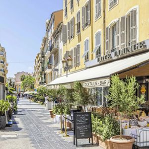 Property in Carre d'Or