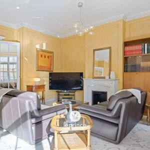 Property in Carre d'Or