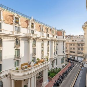 Property in Carre d'Or