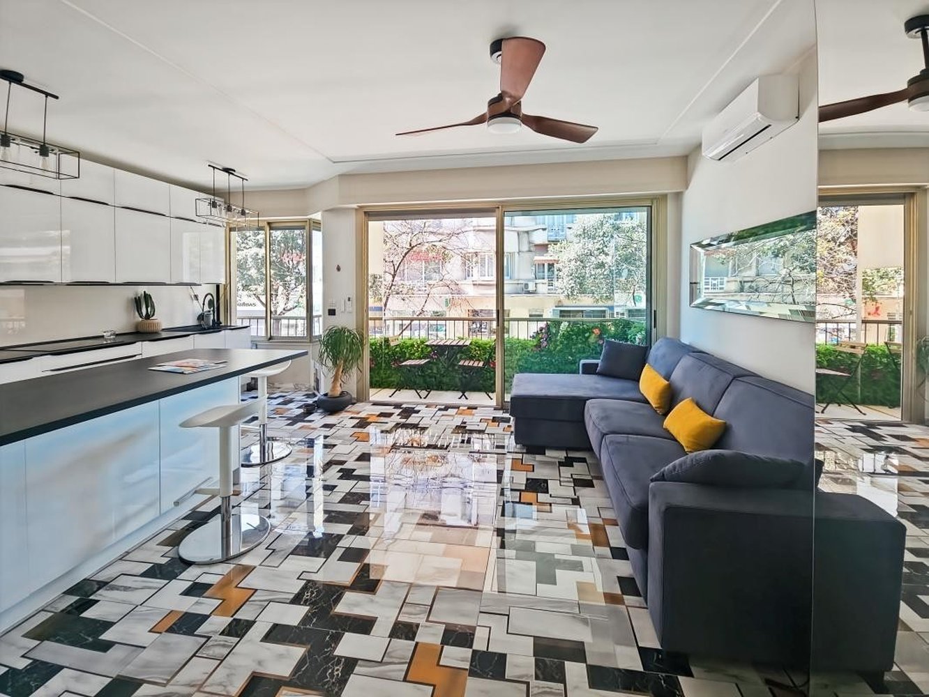 Property photo in Carre d'Or