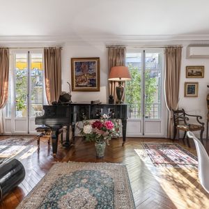 Property in Carre d'Or