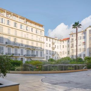 Property in Carre d'Or