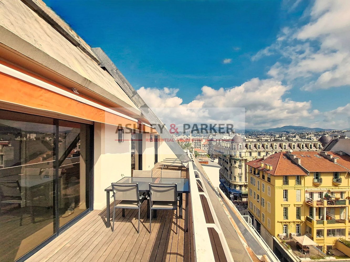 Property photo in Carre d'Or