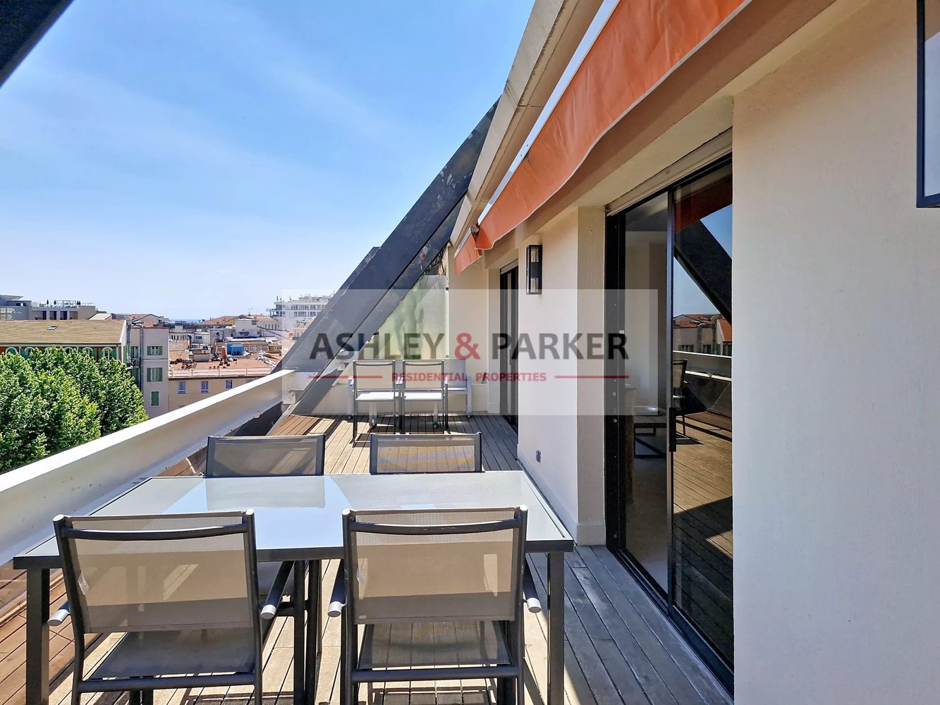 Property photo in Carre d'Or