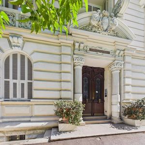 Property in Carre d'Or