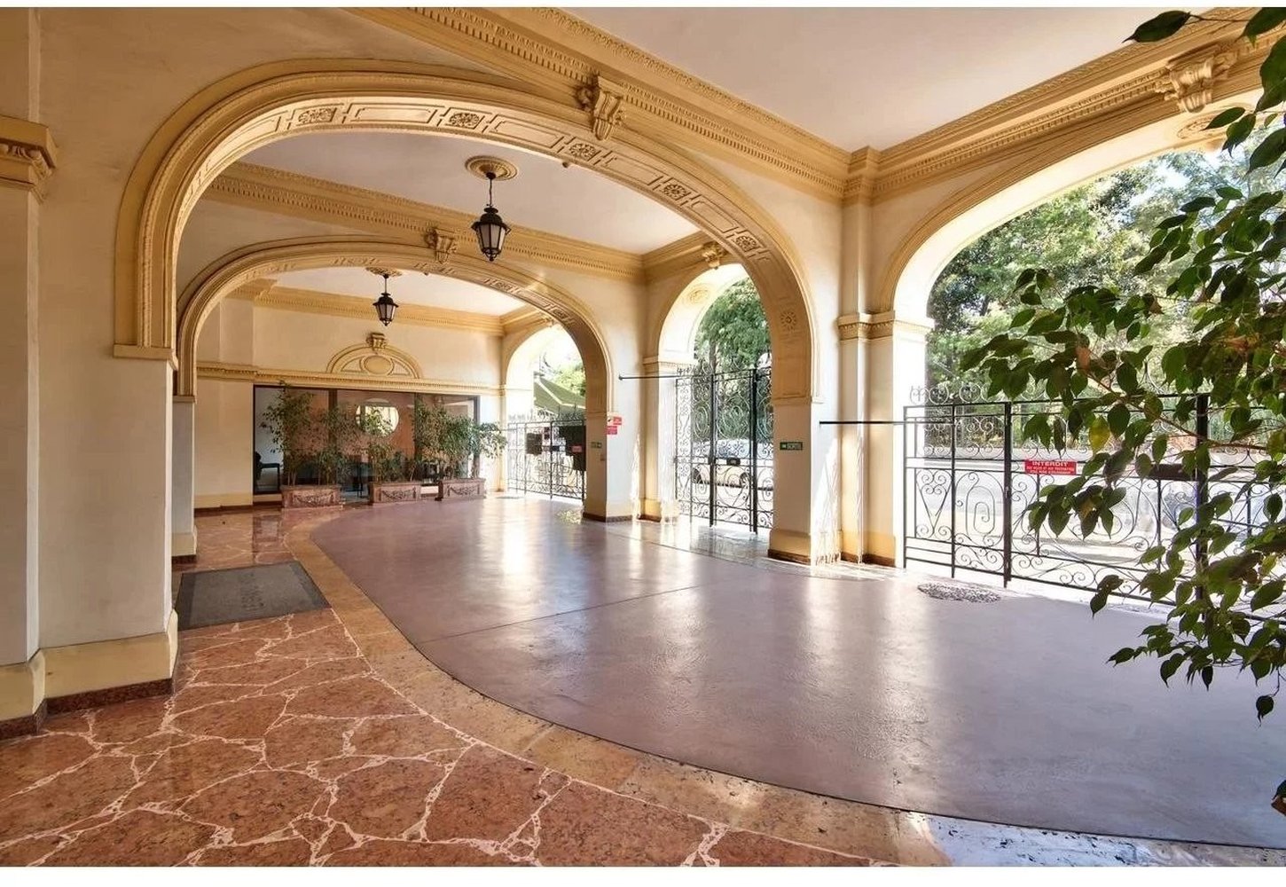 Property photo 2 in Carre d'Argent