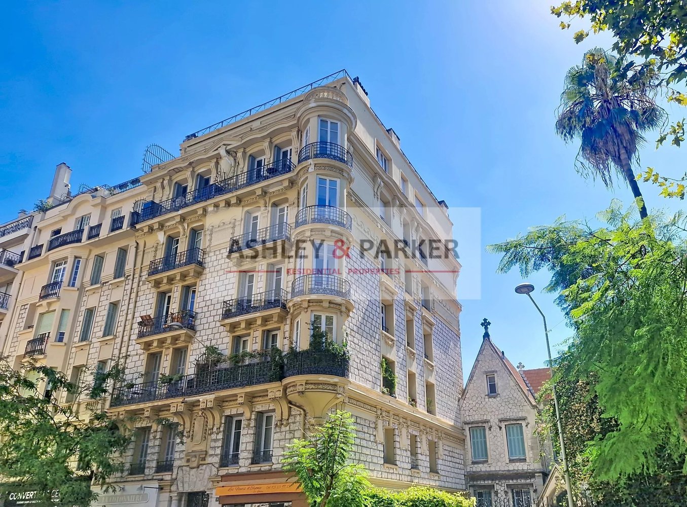 Property photo 2 in Carre d'Or