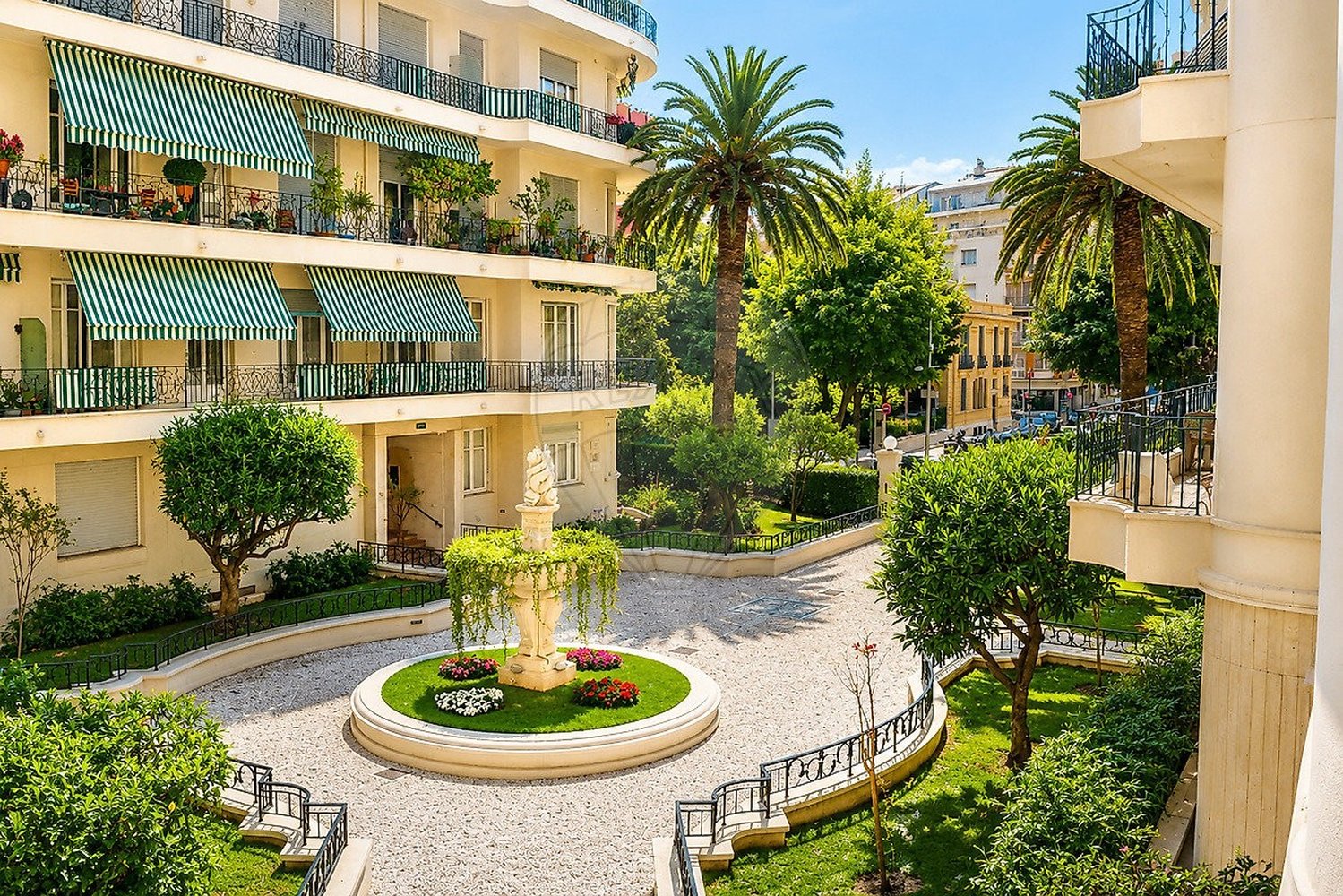 Property photo 5 in Carre d'Or