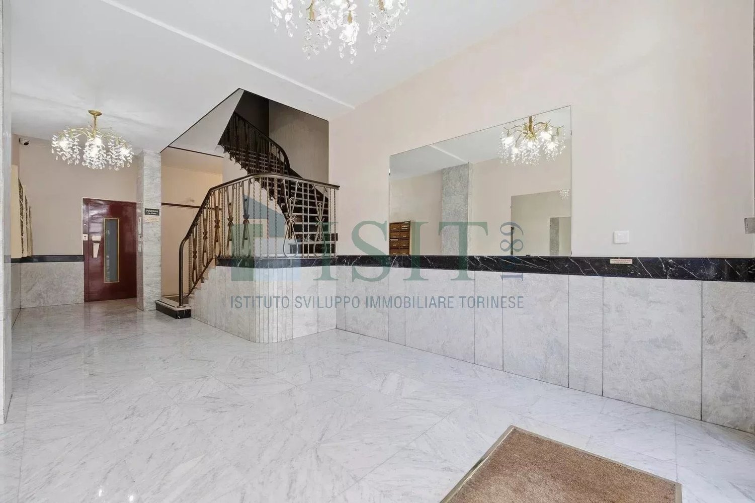 Property photo 2 in Carre d'Or